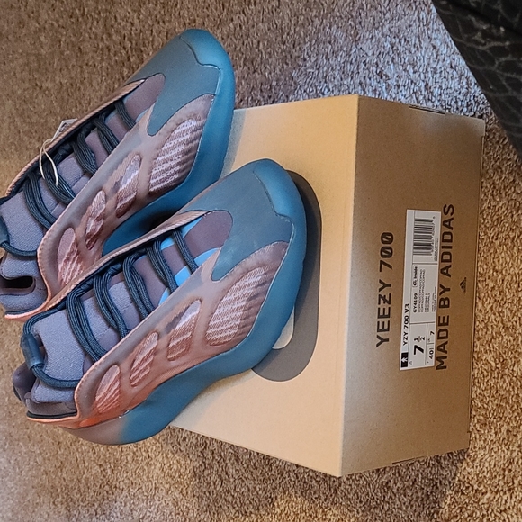 Yeezy 700 - Picture 3 of 3